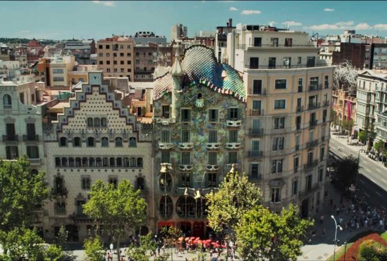 bu-binayi-gormek-icin-insanlar-siraya-giriyor